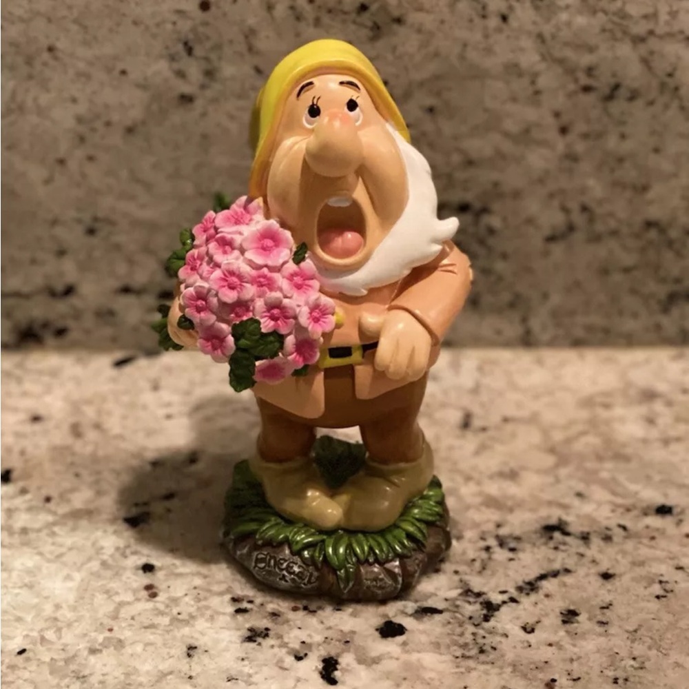 New DISNEY Snow White & The Seven Dwarfs - SNEEZY - Large 8” Figurine